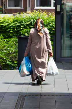 Vrouw vertrekt markt met boodschappen