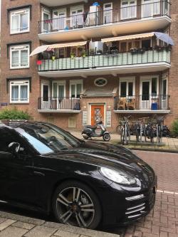 Jongensdroom gespot voor het ouderlijk huis