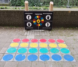 Twister op schoolplein