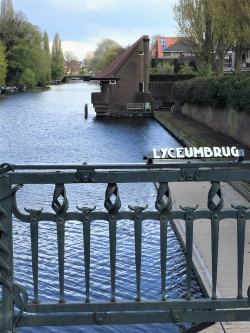 Brug en botenhuis