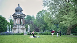 Meisjes spelen in het Sarphatipark