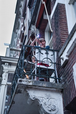 Jongetjes schieten vanaf hun balkon